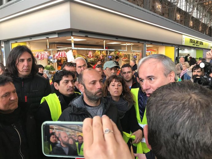 Los jardineros abordan al alcalde Azcónen el Mercado Central
