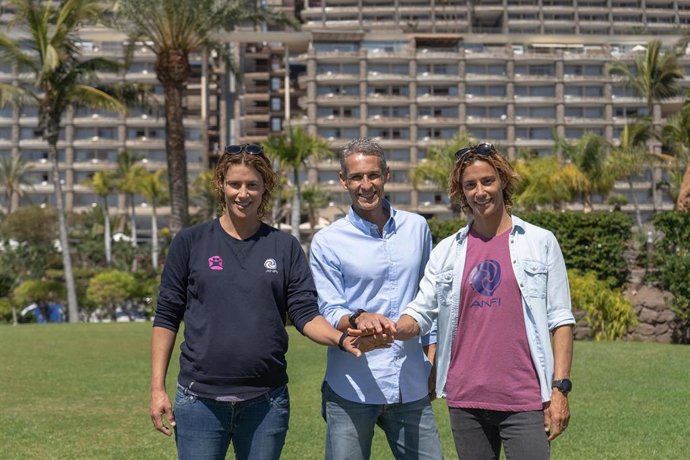 Las hermanas Ruano y el director general del Grupo Anfi, José Luis Trujillo
