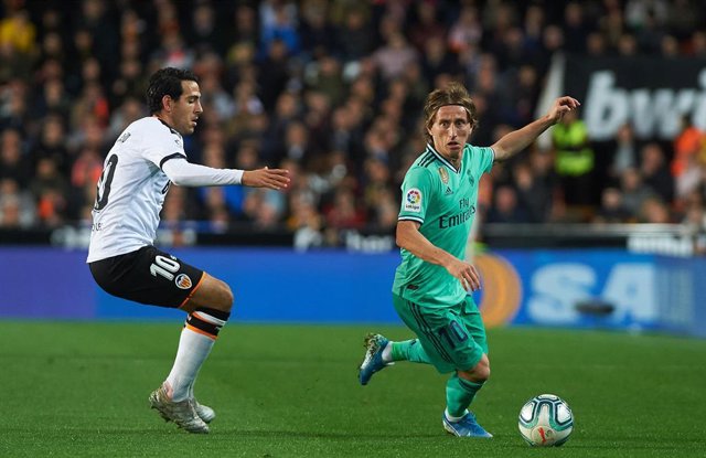 Dani Parejo y Luka Modric durante el Valencia-Real Madrid de LaLiga Santander 2019-2020