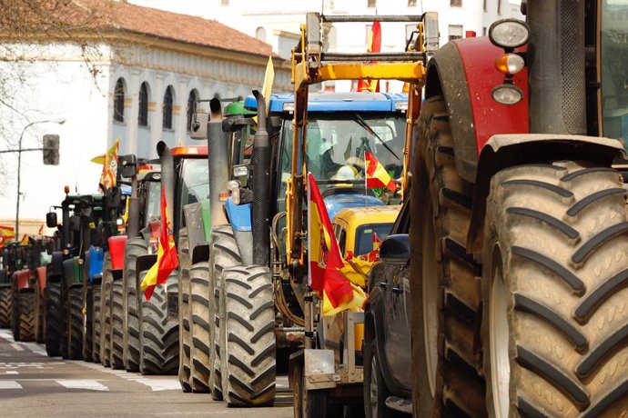 Unos 1.500 tractores llegan a Zaragoza para pedir precios justos para los agricu