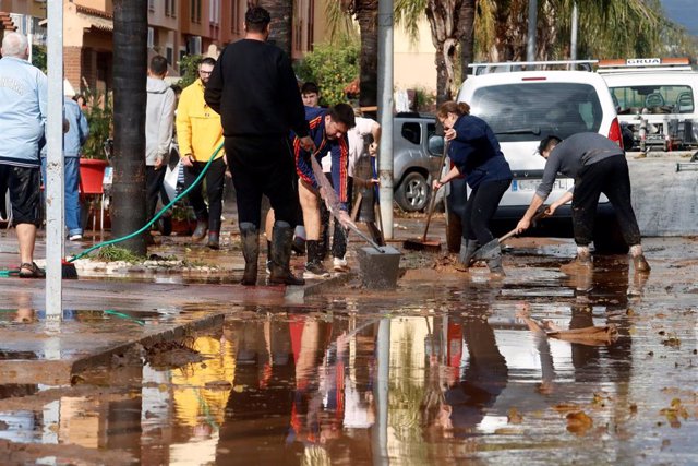 Foto de archivo de vecinos de la barriada malagueña de Campanillas en tareas de limpieza de hogares y calles del barrio tras la tromba de agua por la Tormenta Gloria. En Málaga a 25 de enero de 2020