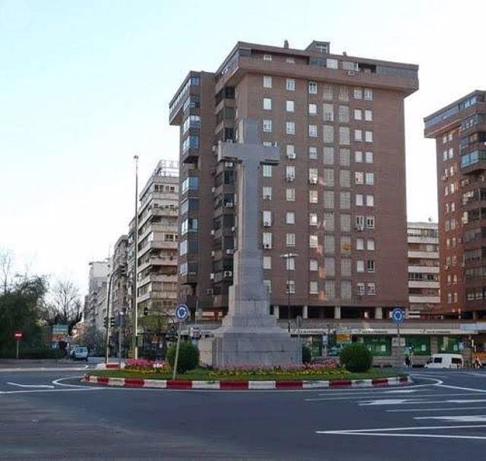 Cruz de los Caídos de Cáceres que debe retirarse