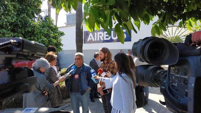 El vicesecretario de la Federación de Industria, Construcción y Agro (FICA) de UGT, Manuel Ponce, atiende a periodistas