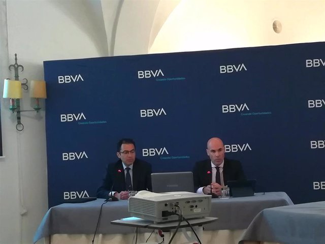 Miembros de BBVA en la presentación del informe "Situación Extremadura" en Mérida