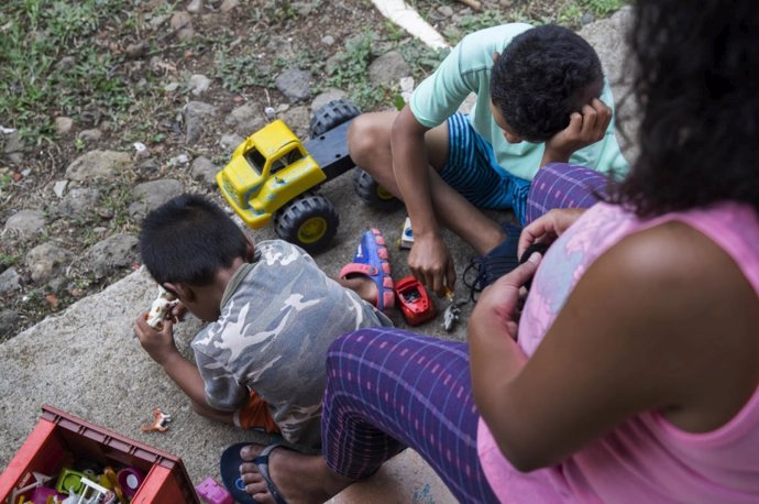 Una solicitante de asilo nicaragüense con sus dos hijos en Costa Rica Andrea