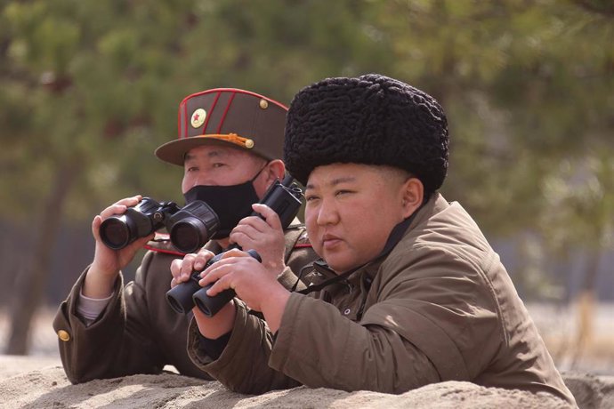 Kim Jong Un supervisando ejercicios militares