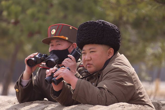 Corea.- Kim Jong Un supervisó personalmente el lunes el lanzamiento de proyectil