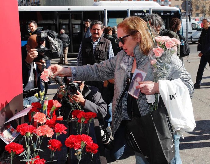 Imagen de recurso de una  familiar de una de las vítimas del los atentados del 11-M durante la ofrenda floral en el acto 'In Memorian' en recuerdo a las víctimas en la estación de Atocha de Madrid.