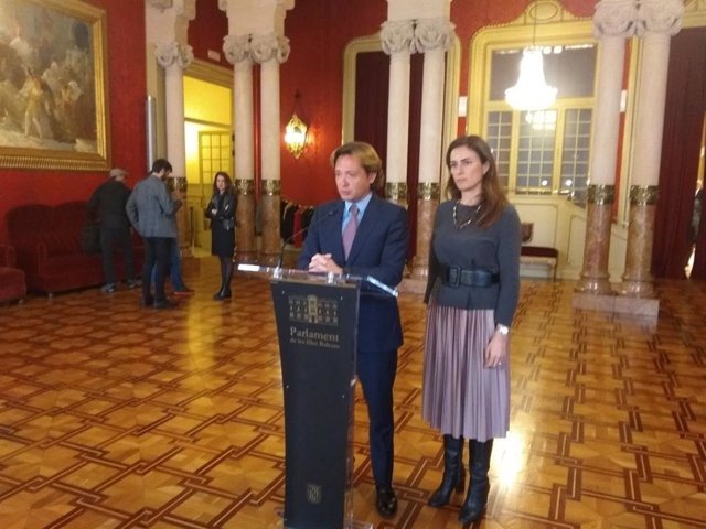 Los diputados de Vox Jorge Campos e Idoia Ribas, en el Parlament.