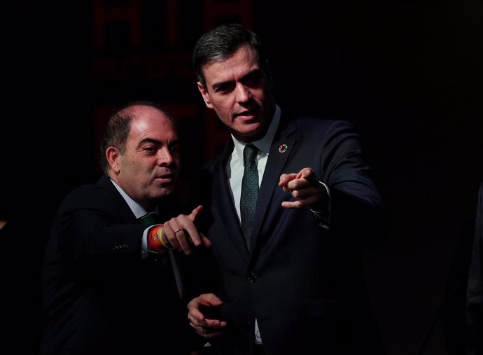 El presidente del Gobierno, Pedro Sánchez (d), junto al presidente de la Asociación de Trabajadores Autónomos (ATA), Lorenzo Amor
