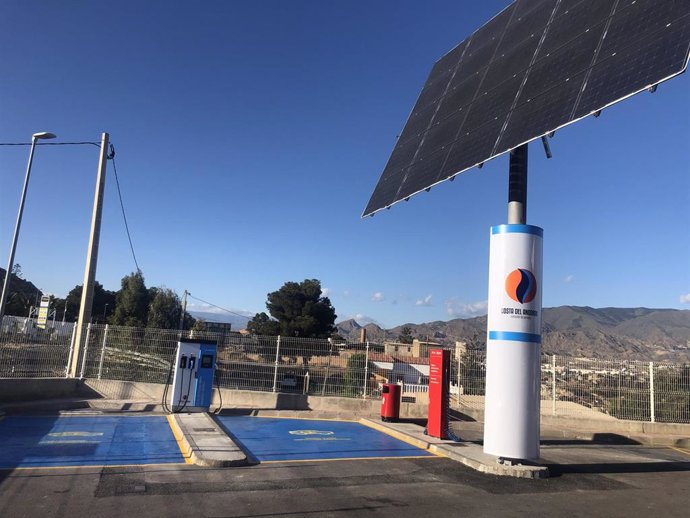 Electrogasolinera abastecida con energía solar en Huércal de Almería (Almería)
