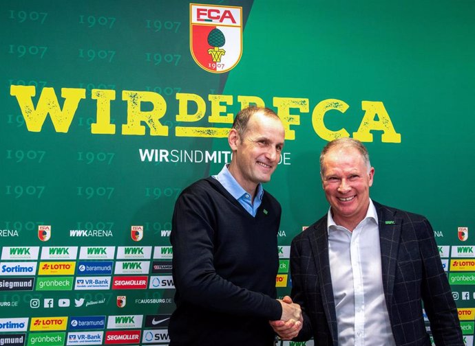 Heiko Herrlich (izda) estrecha la mano de Stefan Reuter tras su presentación como nuevo técnico del Augsburgo