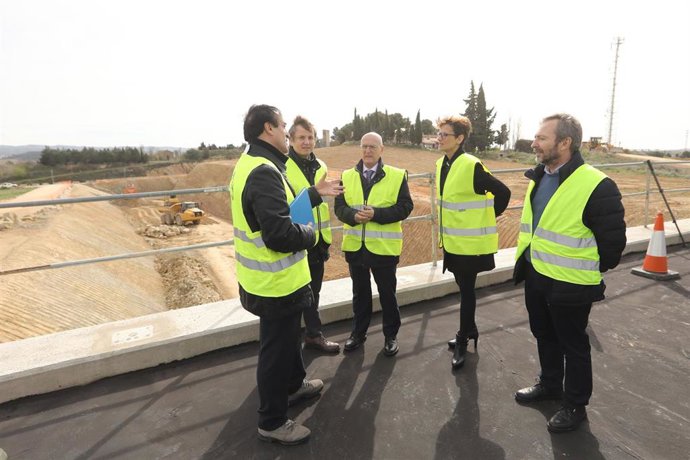 La presidenta del Gobierno de Navarra, María Chivite, visita las obras del a variante sur de Tafalla.