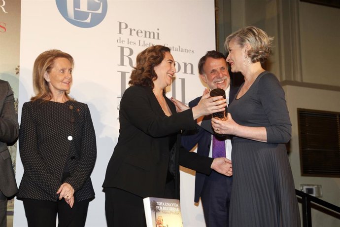 La consellera de Cultura Vilallonga, l'alcaldessa de Barcelona Colau i el president del Grup Planeta Creuheras lliuren el premi a l'escriptora Núria Pradas.