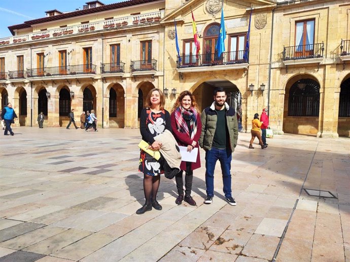 Los concejales de Somos Oviedo Ana Taboada, Anabel Santiago y Rubén Rosón.