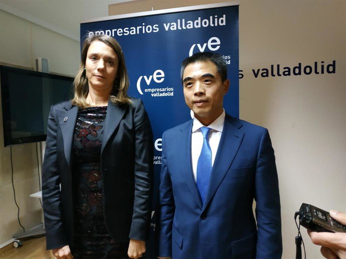 Ángela de Miguel, presidenta de la CVE, junto al ministro consejero de la Embajada de China en España, Yao Fei, minutos antes de participar en un encuentro con empresarios de Valladolid para analizar las posibilidades del mercado chino.
