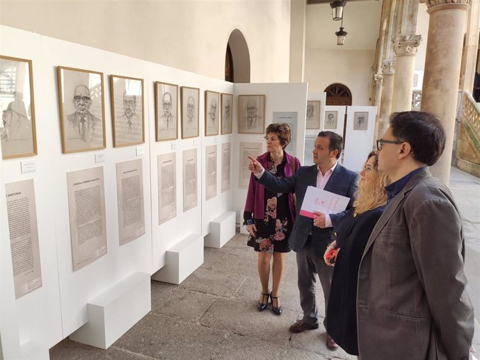 Autoridades en la inauguración de la exposición 'Félix de la Vega. Galería de escritores modernos y contemporáneos de Castilla y León' en La Salina de Salamanca.