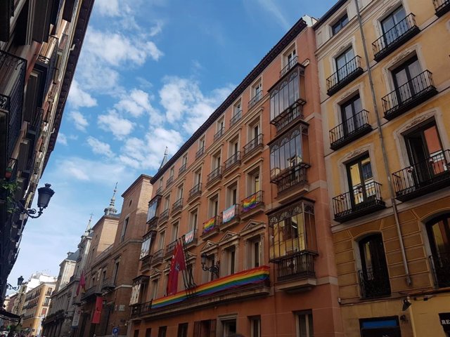 Recurso de las banderas LGTBI y trans en los balcones de Más Madrid del edificio de Grupos Municipales de la calle Mayor.