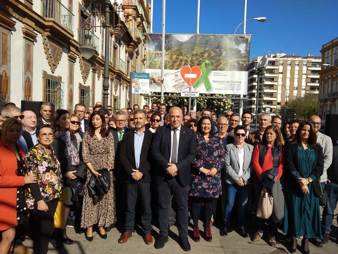 Antonio Ruiz (centro), junto a diputados provinciales y alcaldes, tras la lectura del manifiesto en favor de agricultores y ganaderos