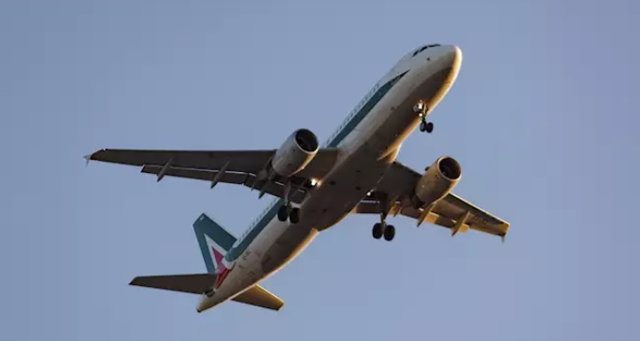 Imatge d'un avió a l'aeroport Adolfo Suarez-Madrid Barajas