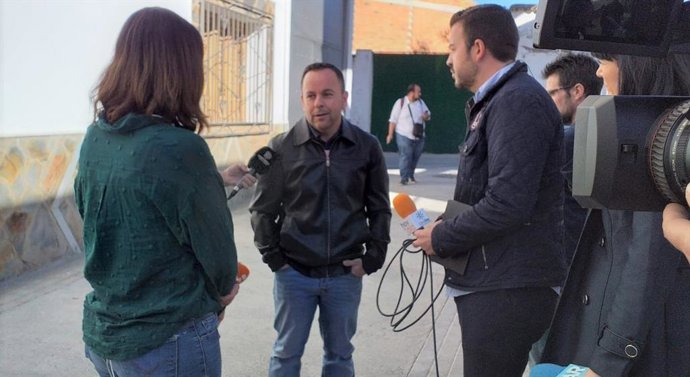 El padre del niño Sergio habla con los medios de comunicación en Alcolea (Almería) poco después de la detención de su exmujer por la muerte de su hijo