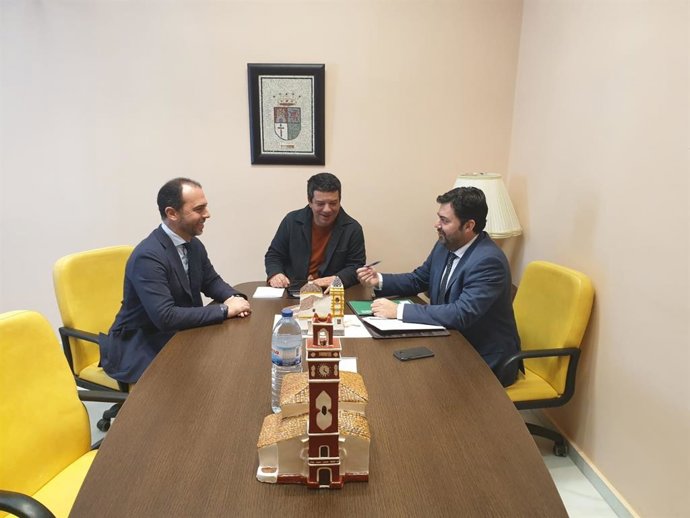 El director general de Administración Local de la Junta de Andalucía, Joaquín López-Sidro, acompañado del delegado territorial de Turismo, Regeneración, Justicia y Administración Local, Javier Millán, ha visitado Almadén