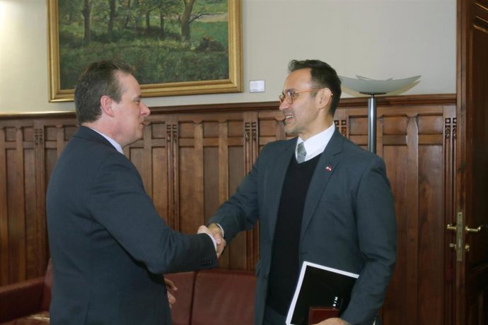 Marcelino Marcos Líndez, a la izquierda