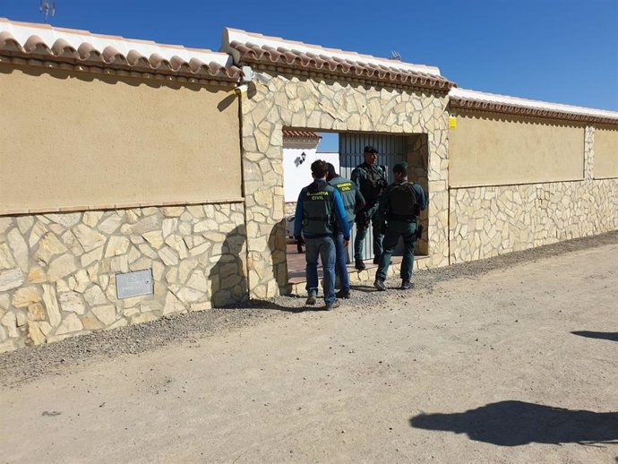 Guardia Civil registra una vivienda en Trebuneja (Cádiz) en el marco de una operación contra el tráfico de hachís.