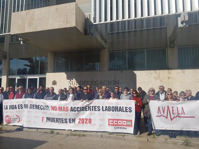 Concentración de los sindicatos UGT y CCOO por accidente laboral mortal.