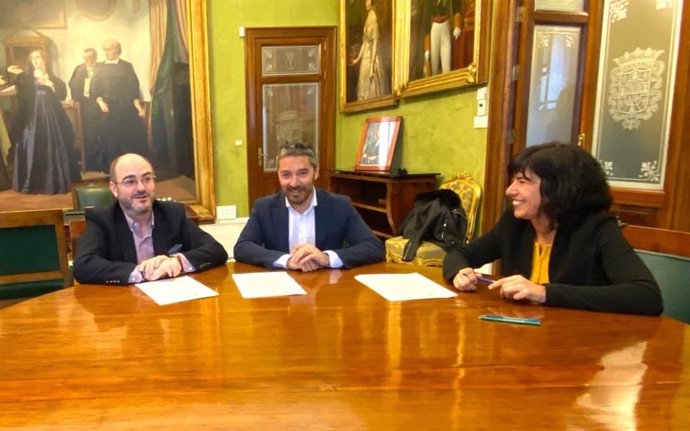 Imagen de la firma entre el Ayuntamiento de Granada y la Fundación 'Acción contra el Hambre'