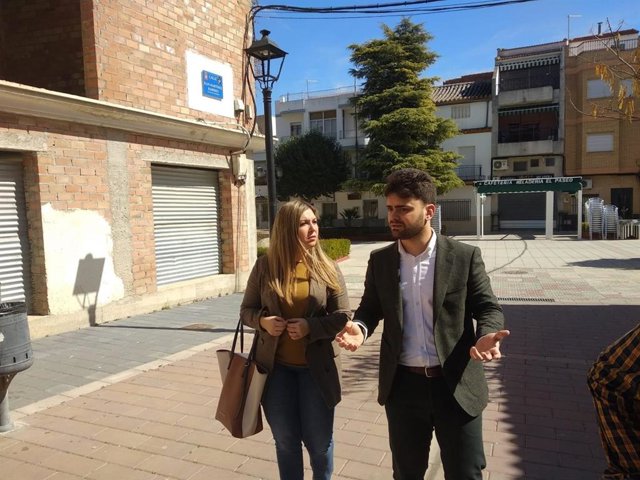 La delegada de Turismo, Regeneración, Justicia y Administración Local, Raquel Morales, con el alcalde de Villatorrees, Miguel Manuel García