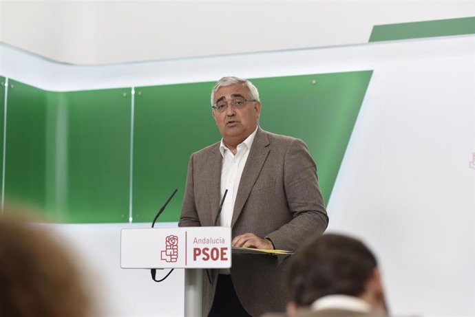 El portavoz de Hacienda del Grupo Socialista en el Parlamento andaluz, Antonio Ramírez de Arellano, en rueda de prensa.