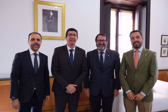 Reunión del vicepresidente y consejero de Turismo, Juan Marín, y el presidente de la ruta Bética Romana y alcalde de Carmona (Sevilla), Juan Manuel Ávila Gutiérrez.