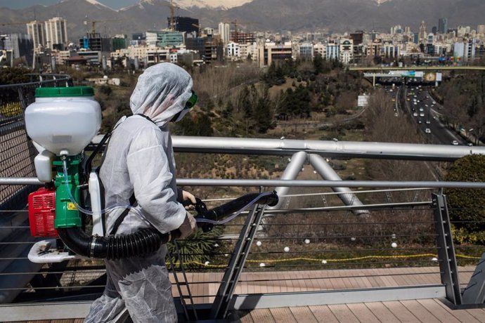 Trabajos de desinfección en Teherán por el brote de coronavirus