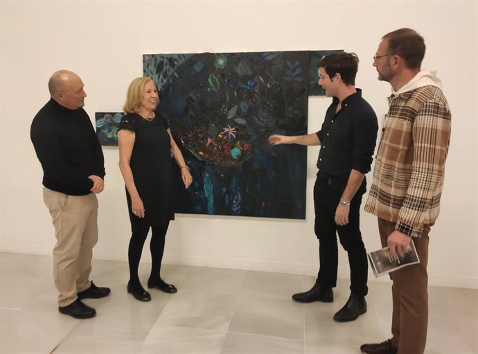 El artista José Luis Valverde, junto a una de sus obras en la exposición