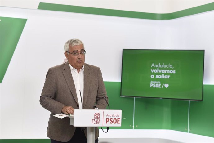 El portavoz de Hacienda del Grupo Socialista, Antonio Ramírez de Arellano, en rueda de prensa.