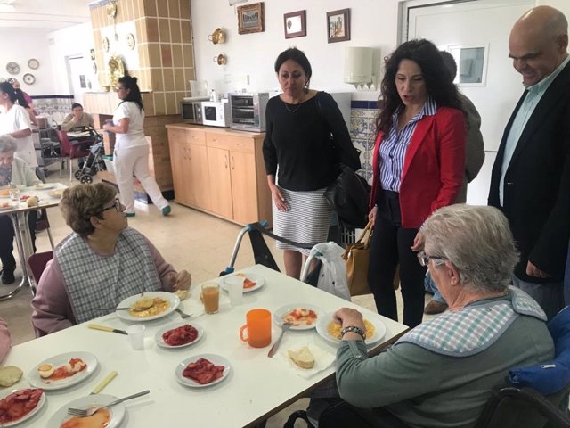 La consejera de Igualdad, Rocío Ruiz, durante una visita a una residencia para mayores en Ayamonte en abril de 2019. 