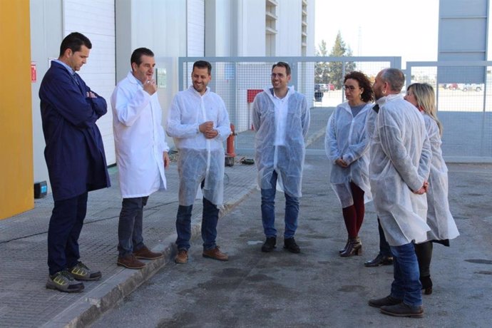 El coordinador general de IU Andalucía y portavoz de Adelante Andalucía, Toni Valero (cuarto por la izquierda), en una visita a la cooperativa Oleand.