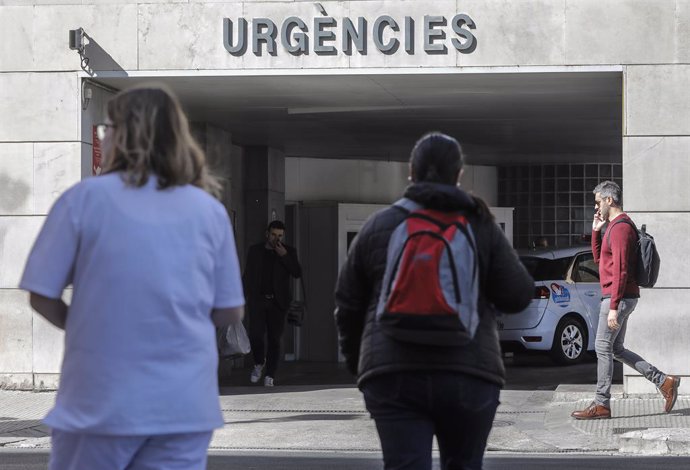 Personal sanitari ala porta d'Urgncies de l'Hospital Clínic de Valncia on es troba ingressat un pacient amb coronavirus, Valncia (Espanya).