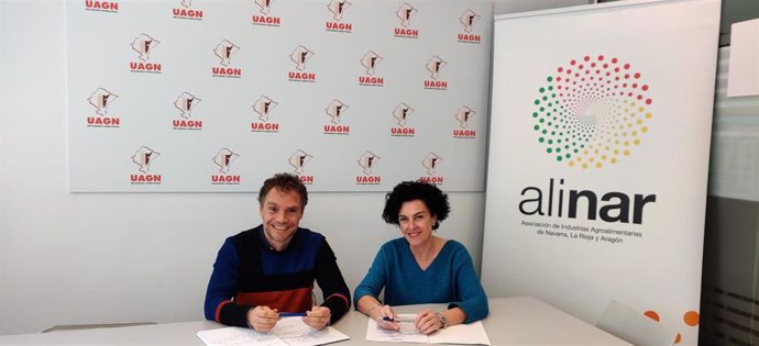 Iñaki Mendióroz y Cristina Lecumberri en la firma del convenio entre UAGN y Alinar