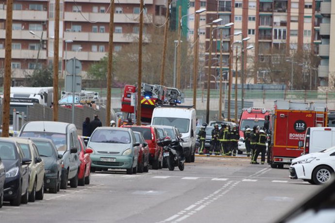 Bombers de Barcelona treballant a la zona de la Verneda on hi ha hagut una explosió. Imatge del 10 de mar del 2020. (Horitzontal)