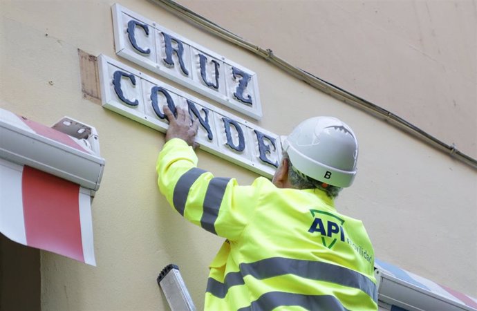 El cambio de nombre de la calle Foro Romano a Cruz Conde, en Córdoba.