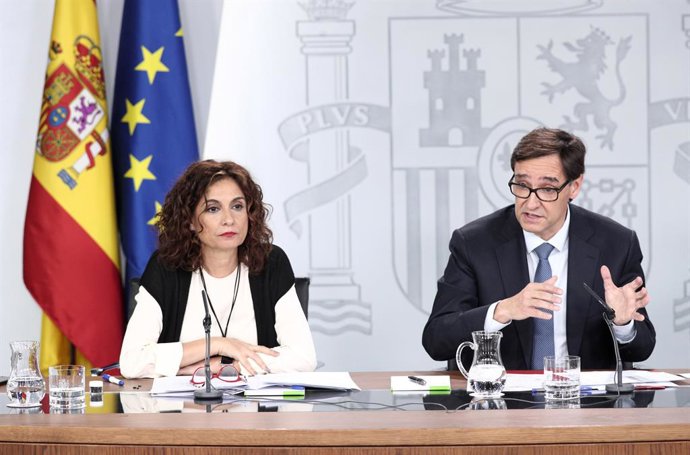 La ministra de Hacienda, María Jesús Montero, y el ministro de Sanidad, Salvador Illa durante la rueda de prensa posterior al Consejo de Ministros en La Moncloa, Madrid (España), a 10 de marzo de 2020.