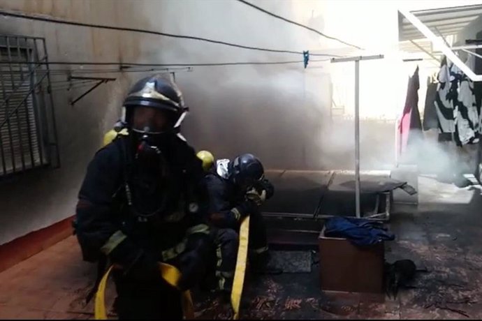 Un bombero sofoca un incendio en un sótano de Cartagena