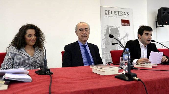El escritor Luis Alberto de Cuenca imparte una conferencia en la UCLM