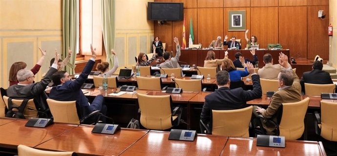 La comisión de Educación del Parlamento andaluz vota el dictamen de la Ley de Bioclimatización.