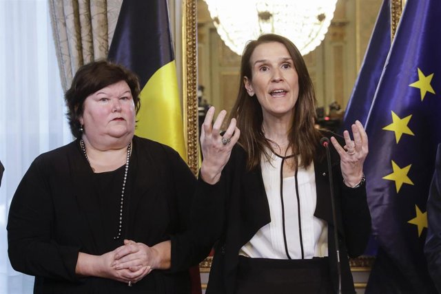 La ministra de Salud de Bélgica, Maggie De Block, y la primera ministra del país, Sophie Wilmes