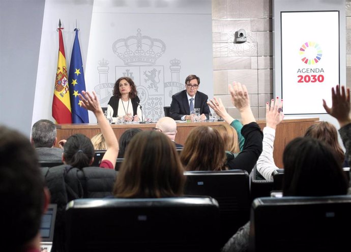 La ministra de Hacienda, María Jesús Montero, y el ministro de Sanidad, Salvador Illa, atienden las preguntas de los periodistas durante la rueda de prensa posterior al Consejo de Ministros 