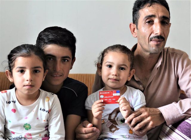 Una familia refugiada siria beneficiaria de un programa de ayudas en efectivo del PMA financiado por la UE en Turquía