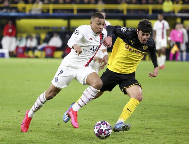 Kylian Mbappe pugna con Giovanni Reyna en la ida del Borussia Dortmund-PSG de octavos de la Liga de Campeones 2019-2020